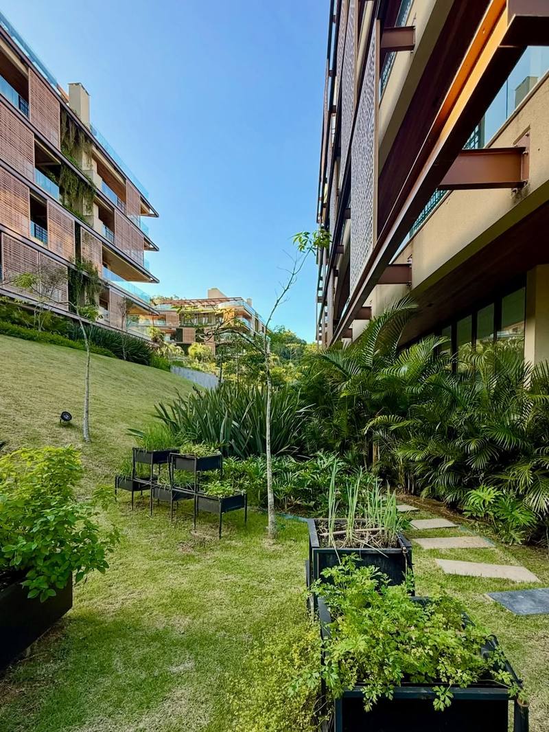 Fachada e jardim